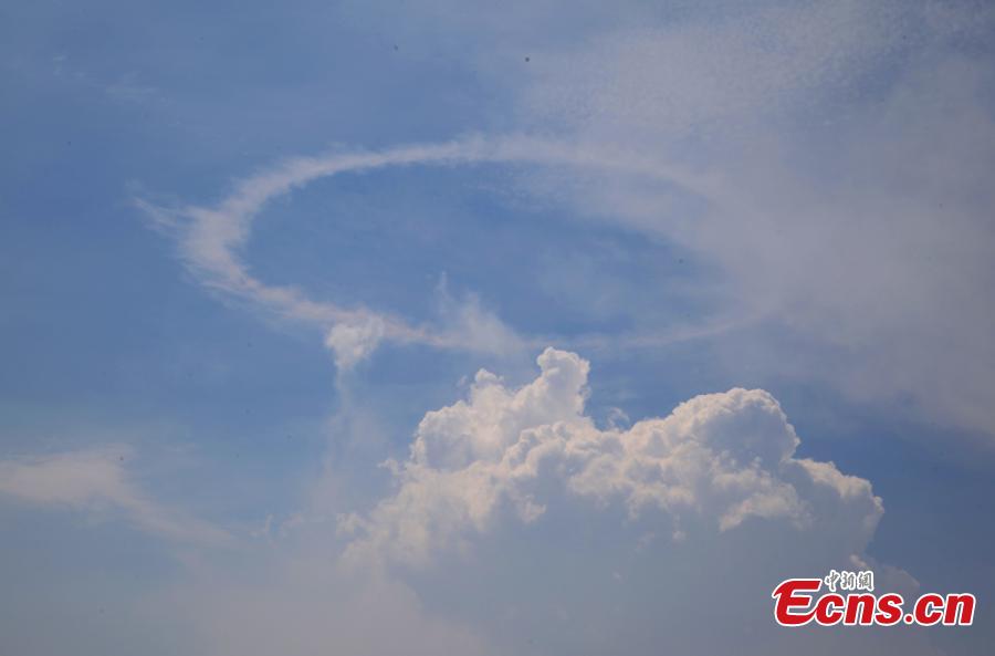Ringshaped cloud over East China city(2/3)