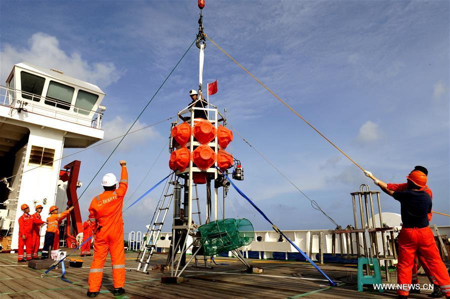 Staff members of Chinese deep-sea explorer ship lowers 'Rainbow Fish' (1/4)