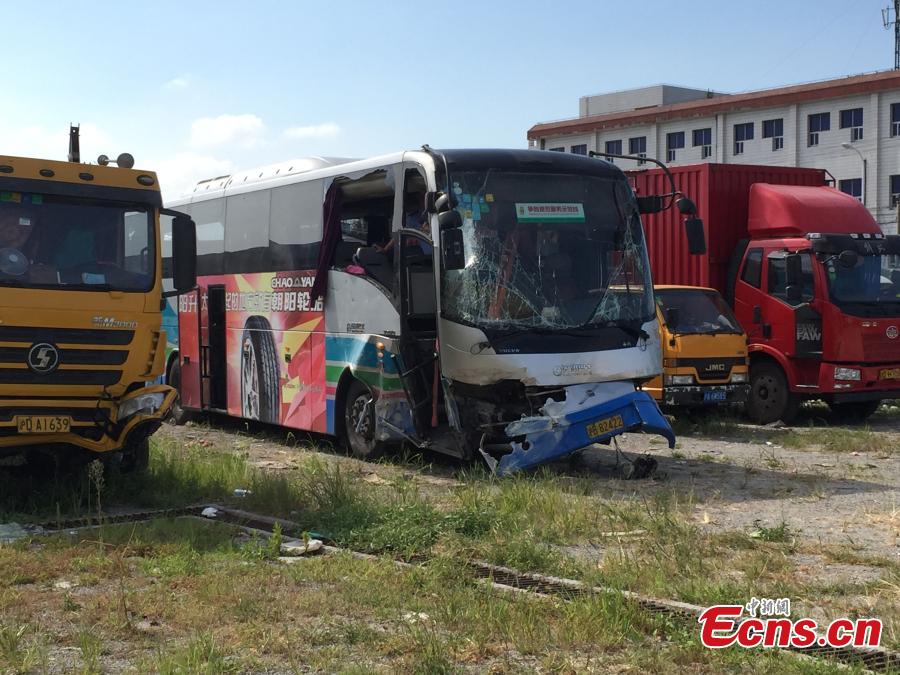 Airport bus collision kills 2, injures 7(1/3)