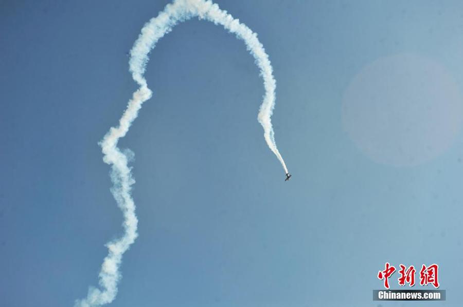 Acrobatic plane crashes in NW China, pilot killed(1/4)