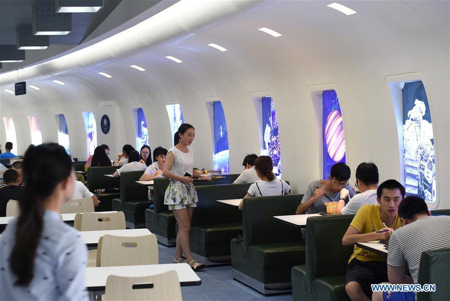 Theme dining halls open in E China's university(1/5)