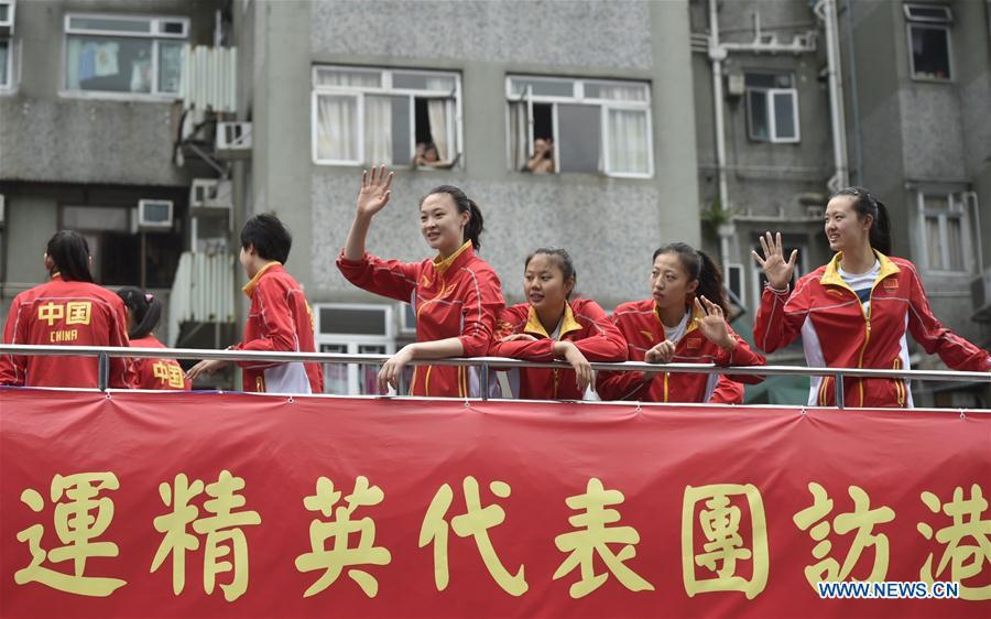 Mainland Olympians take part in float parade in HK(1/4)