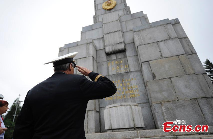 A Russian veteran attends a memorial ceremony to mark the 71st anniversary of the Victory in the World Anti-Fascist War in front of a monument in Changchun City, Northeast China’s Jilin Province, Sept. 1, 2016. The Russian delegation of 40 veterans attended the ceremony to pay respect to former Soviet soldiers who died during the war of resistance against Japanese aggression in northeast China. The monument bears the names of 23 former Soviet soldiers written in Russian. (Photo: China News Service/Zhang Yao)