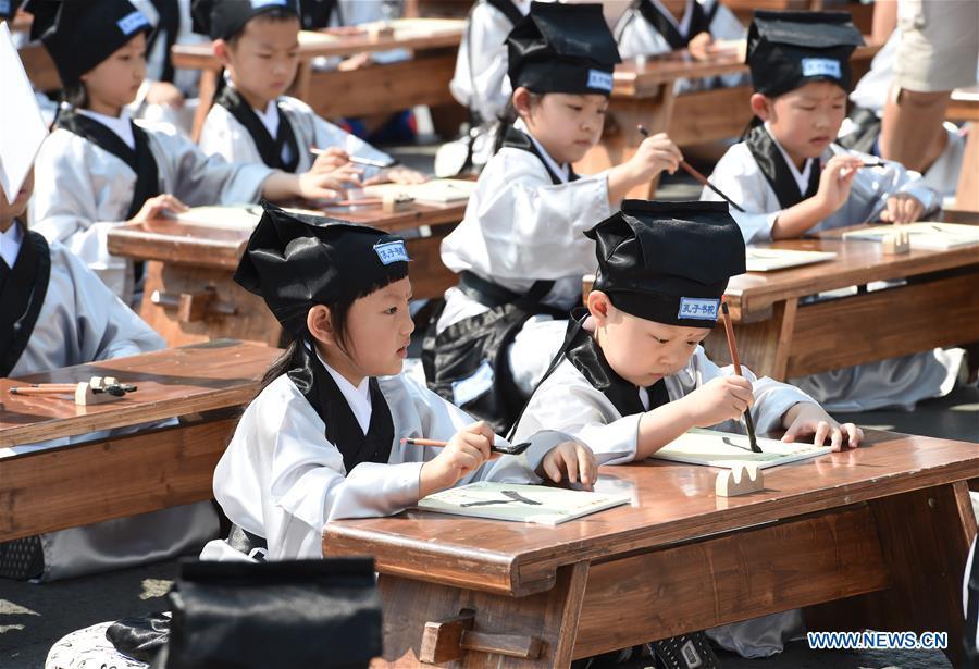 
Children write calligraphy at the first writing ceremony in Nanjing, capital of east China\'s Jiangsu Province, Aug. 31, 2016. A total of 168 children attended the ceremony, a traditional education activity for children to start their school life in China, at the Confucius Temple in Nanjing on Wednesday. (Photo/Xinhua)