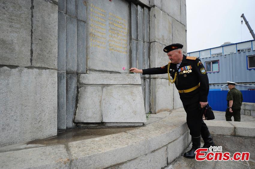 A Russian veteran attends a memorial ceremony to mark the 71st anniversary of the Victory in the World Anti-Fascist War in front of a monument in Changchun City, Northeast China’s Jilin Province, Sept. 1, 2016. The Russian delegation of 40 veterans attended the ceremony to pay respect to former Soviet soldiers who died during the war of resistance against Japanese aggression in northeast China. The monument bears the names of 23 former Soviet soldiers written in Russian. (Photo: China News Service/Zhang Yao)