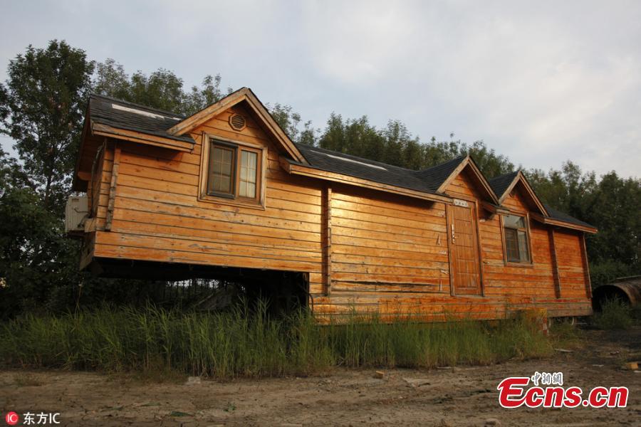 Man transforms vehicle into house with 100,000 yuan(1/3)