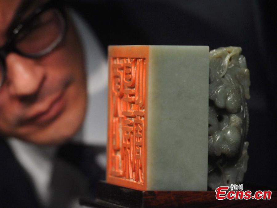 
The largest seal used by Chinese emperor Qianlong may potentially fetch a record-breaking HK$120 million at Sotheby’s 2016 autumn auction in Hong Kong. The imperial Khotan-green jade seal celebrates the emperor’s final chapter of his long reign, and is the largest of its kind to exist in a private collection.(Photo: China News Service/Tan Daming)