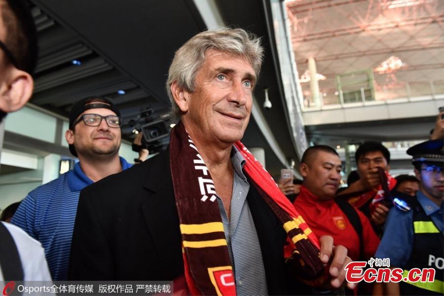 Fans welcome football club coach Pellegrini(1/3)