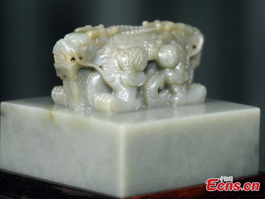The largest seal used by Chinese emperor Qianlong may potentially fetch a record-breaking HK$120 million at Sotheby’s 2016 autumn auction in Hong Kong. The imperial Khotan-green jade seal  celebrates the emperor’s final chapter of his long reign, and is the largest of its kind to exist in a private collection.(Photo: China News Service/Tan Daming)