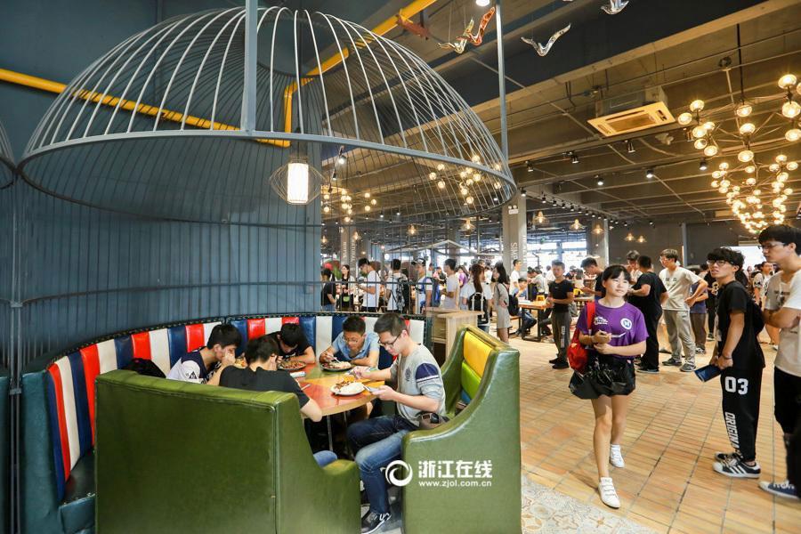 Students have dinner at an industrial style canteen at Zhejiang Sci-Tech University in Hangzhou, in east China\'s Zhejiang province in this undated photo.  (Photo/Zjol.com.cn)v