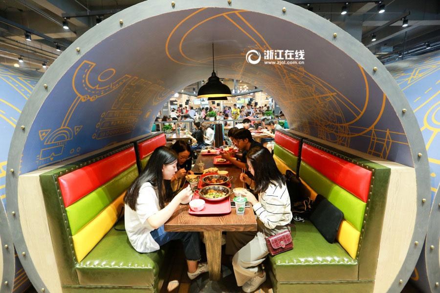Students have dinner at an industrial style canteen at Zhejiang Sci-Tech University in Hangzhou, in east China\'s Zhejiang province in this undated photo.  (Photo/Zjol.com.cn)