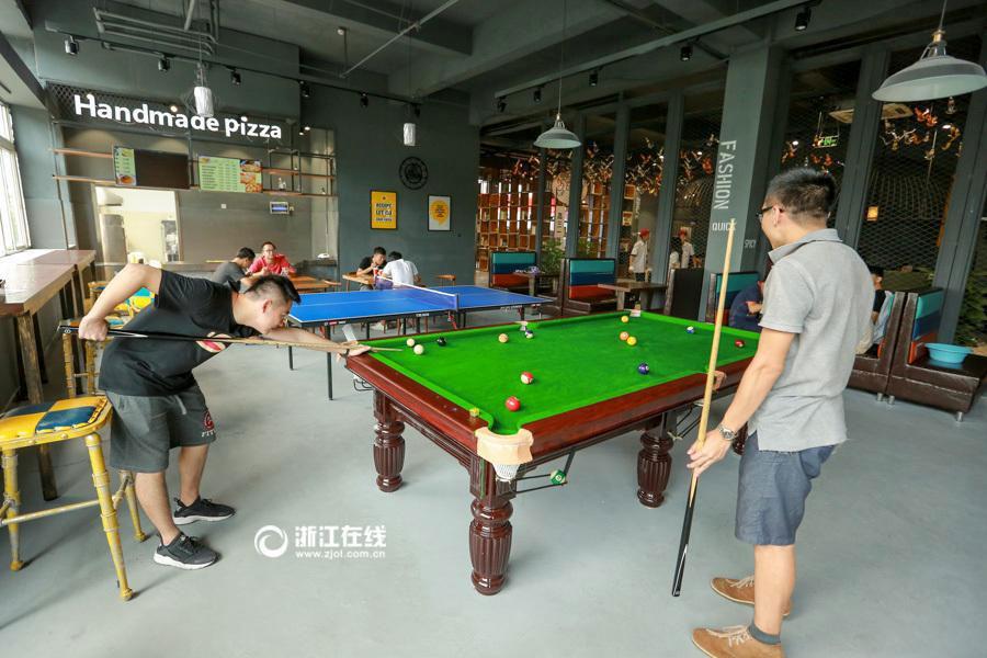 Students play snooker after dinner at an industrial style canteen at Zhejiang Sci-Tech University in Hangzhou, in east China\'s Zhejiang province in this undated photo. (Photo/Zjol.com.cn)