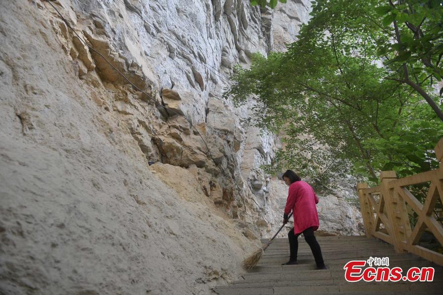 Couple cleans sinkhole scenic spot for over two decades(2/6)
