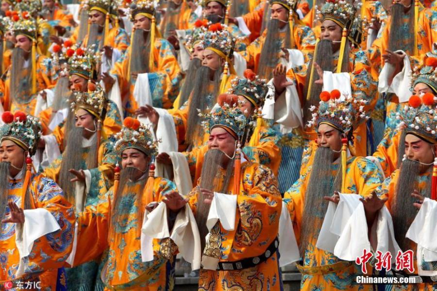 Yuju Opera fans, wearing imperial robes, make Guinness record(1/3)