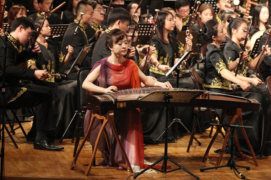 Traditional Chinese orchestra sparkles in Beijing(1/6)