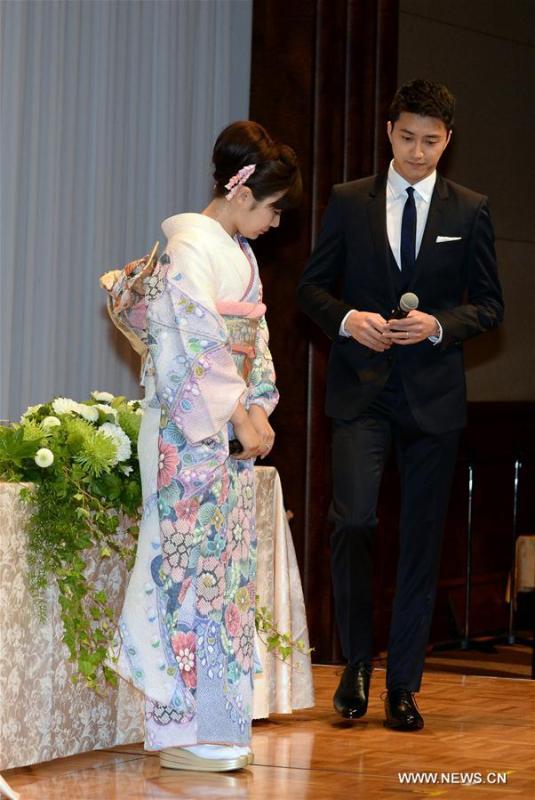 Japanese table tennis player Ai Fukuhara (L) and table tennis player Chiang Hung-Chieh of Chinese Taipei react during a press conference to announce their marriage in Tokyo, Japan, Sept. 21, 2016. (Photo/Xinhua)