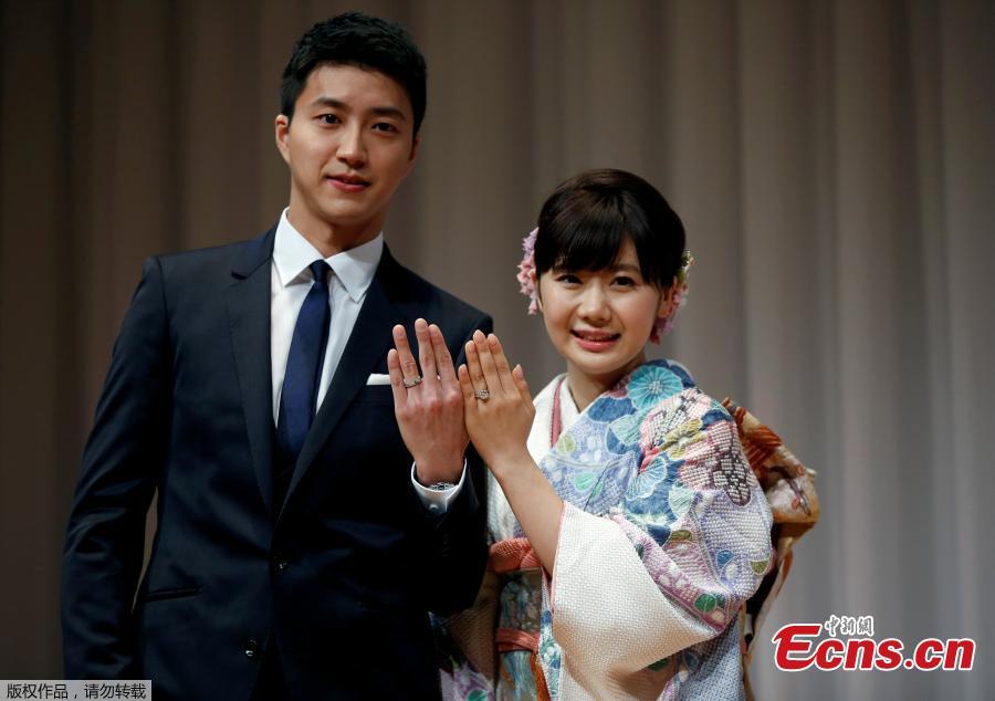Japanese table tennis player Ai Fukuhara and Taiwanese table tennis player Hung-Chieh Chiang attend a press conference about their marriage in Tokyo, Japan, Sept. 21, 2016. The couple is planning to hold wedding ceremonies in Taipei and Tokyo before the end of the year, according to Japanese media reports. (Photo/Agencies)