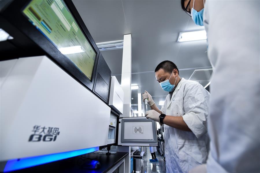 A researcher works at the China National GeneBank in Shenzhen City, South China’s Guangdong Province, Sept. 6, 2016. As China\'s first national gene bank, it is outfitted with dozens of refrigerators to store samples, as well as 150 domestically developed desktop gene sequencing machines. The gene bank hopes to boost the genetics industry and safeguard China\'s genetic information. (Photo/Xinhua)