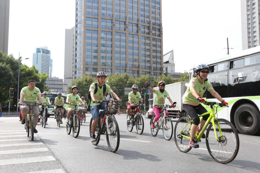Some 300 local cyclists attend a publicity campaign today on the World Car-free Day, completing a bike tour of 20 kilometers around downtown Huangpu District to promote low-carbon transport.  (Photo/Shanghai Daily)