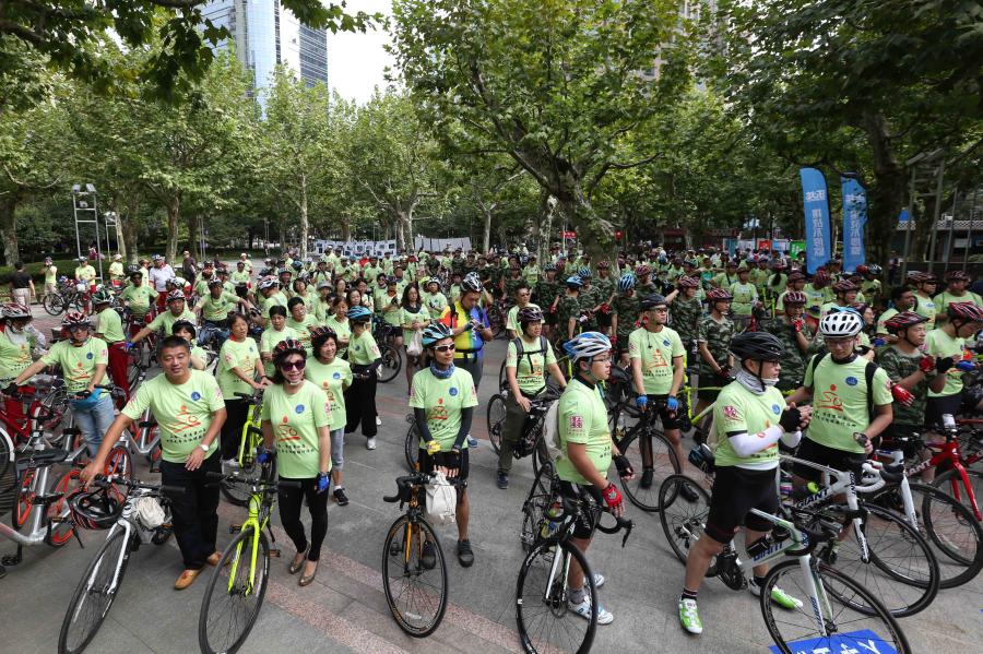 Some 300 local cyclists attend a publicity campaign today on the World Car-free Day, completing a bike tour of 20 kilometers around downtown Huangpu District to promote low-carbon transport. (Photo/Shanghai Daily)