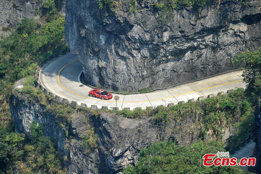 Modified Ferrari finishes race on road with 99 bends in 10 minutes (1/7)