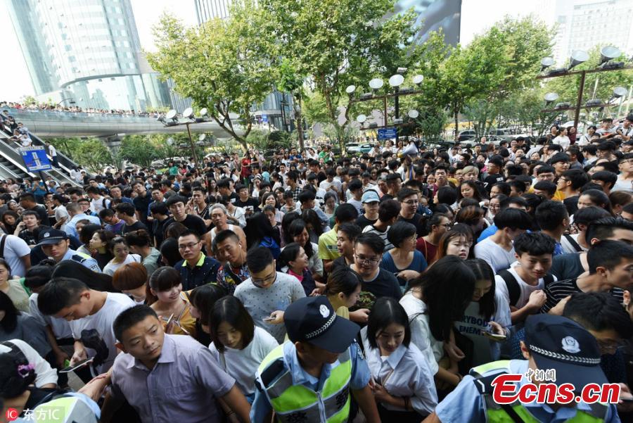 Big sale draws flocks of customers in Hangzhou(1/3)