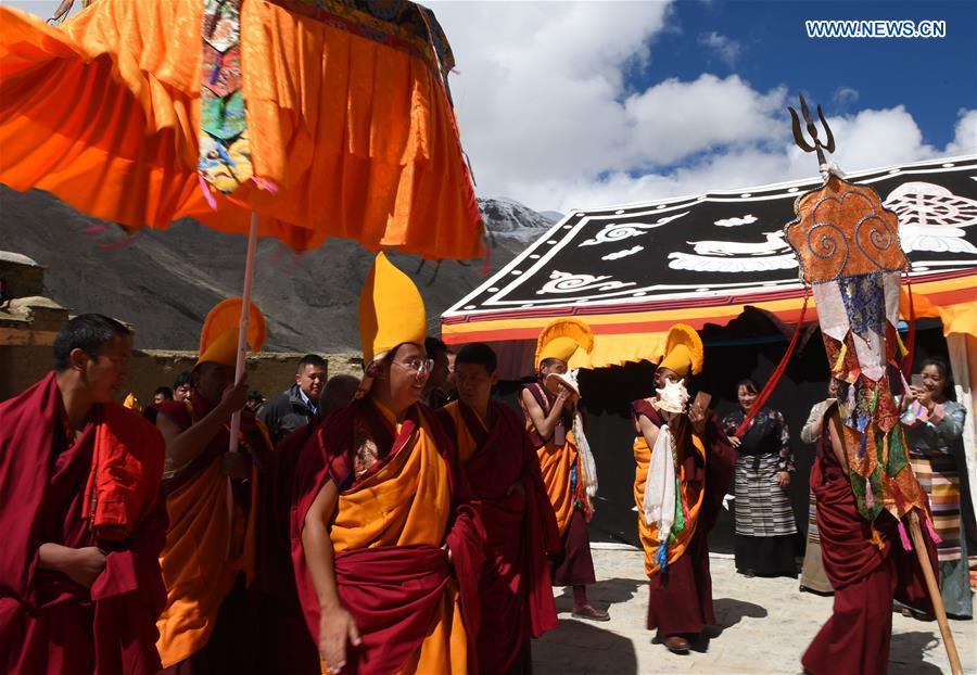 The 11th Panchen Lama Bainqen Erdini Qoigyijabu walks to Rongpu Monastery near Mount Qomolangma in southwest China\'s Tibet Autonomous Region, Sept. 22, 2016. The 11th Panchen Lama Bainqen Erdini Qoigyijabu visited Mount Qomolangma for the first time on Thursday. (Photo/Xinhua)