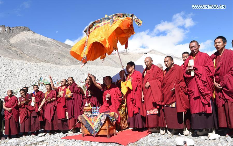 The 11th Panchen Lama Bainqen Erdini Qoigyijabu performs a religious activity near Mount Qomolangma in southwest China\'s Tibet Autonomous Region, Sept. 22, 2016. The 11th Panchen Lama Bainqen Erdini Qoigyijabu visited Mount Qomolangma for the first time on Thursday. (Photo/Xinhua)