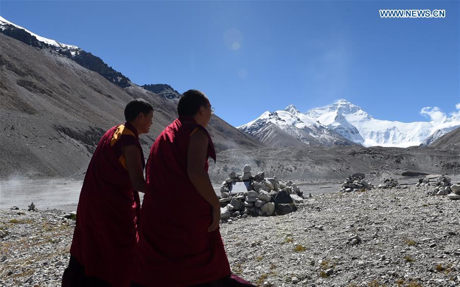 The 11th Panchen Lama Bainqen Erdini Qoigyijabu (R) walks near Mount Qomolangma in southwest China\'s Tibet Autonomous Region, Sept. 22, 2016. The 11th Panchen Lama Bainqen Erdini Qoigyijabu visited Mount Qomolangma for the first time on Thursday. (Photo/Xinhua)