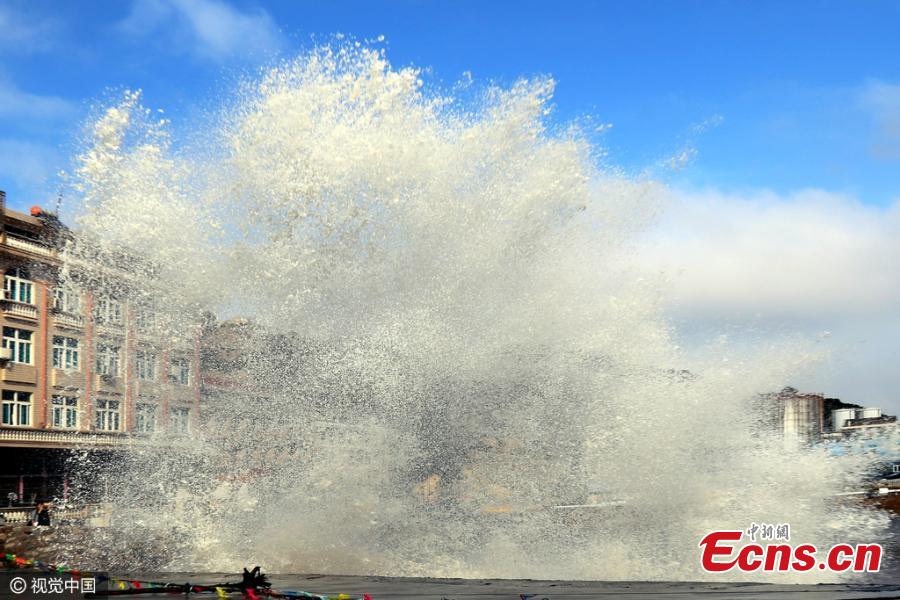 High waves ahead of Typhoon Megi(1/4)