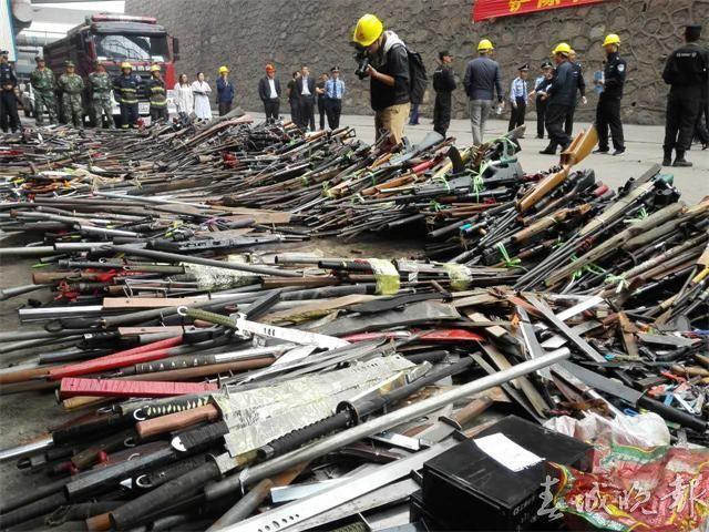 Illegal weapons melted down in Yunnan(1/6)