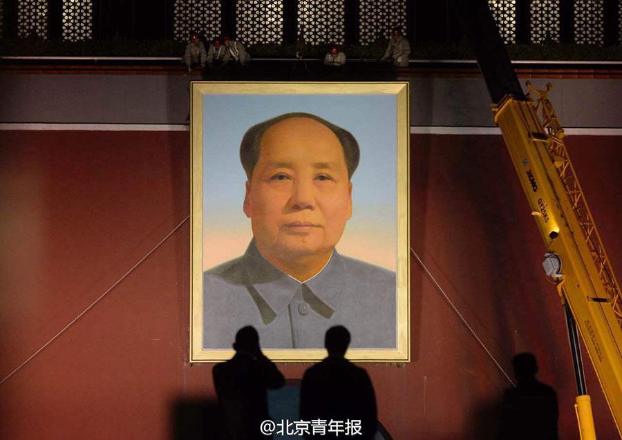 Tiananmen, an entrance to the Palace Museum, is replacing the portrait of Mao Zedong with a new one late Tuesday night. The 1.5-ton new portrait is put up ahead of the upcoming National Day holiday that starts on Oct. 1. Millions of visitors are expected to visit Tiananmen Square during the week-long holiday. (Photo/Beijing Youth Daily)