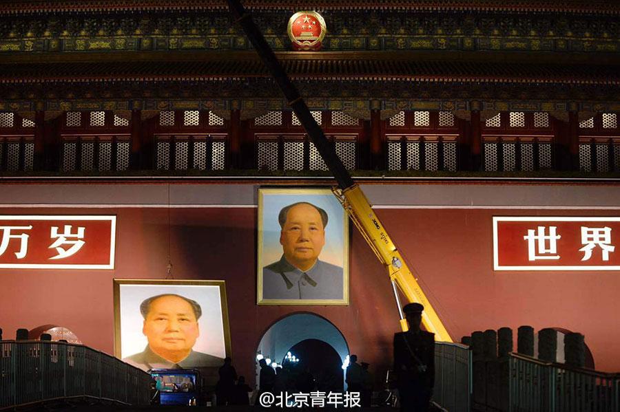 Tiananmen, an entrance to the Palace Museum, is replacing the portrait of Mao Zedong with a new one late Tuesday night. The 1.5-ton new portrait is put up ahead of the upcoming National Day holiday that starts on Oct. 1. Millions of visitors are expected to visit Tiananmen Square during the week-long holiday. (Photo/Beijing Youth Daily)