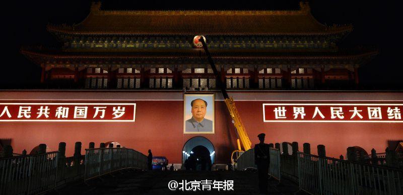 Tiananmen, an entrance to the Palace Museum, is replacing the portrait of Mao Zedong with a new one late Tuesday night. The 1.5-ton new portrait is put up ahead of the upcoming National Day holiday that starts on Oct. 1. Millions of visitors are expected to visit Tiananmen Square during the week-long holiday. (Photo/Beijing Youth Daily)