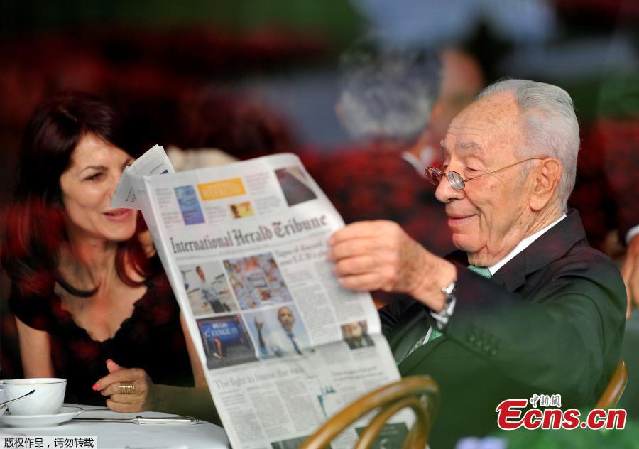 Former Israeli president Shimon Peres dies at 93 (2/4)