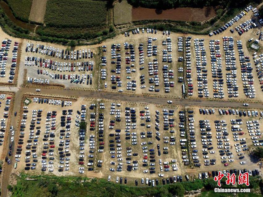 Throngs of vehicles in Shaolin Temple look like circuit board(1/6)