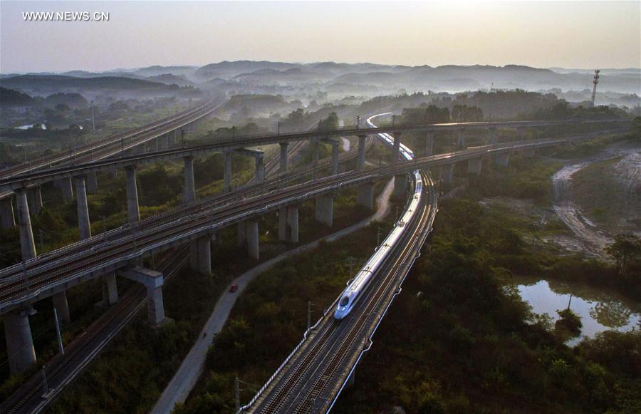 An aerial photo taken on Oct. 6, 2016 shows a high-speed railway on the Tunli Super Large Bridge in Nanning, capital of south China\'s Guangxi Zhuang Autonomous Region. China\'s high-speed railways now exceed 20,000 km in length. (Photo/Xinhua)