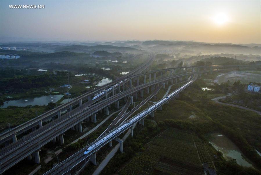 An aerial photo taken on Oct. 6, 2016 shows a high-speed railway on the Tunli Super Large Bridge in Nanning, capital of south China\'s Guangxi Zhuang Autonomous Region. China\'s high-speed railways now exceed 20,000 km in length. (Photo/Xinhua)