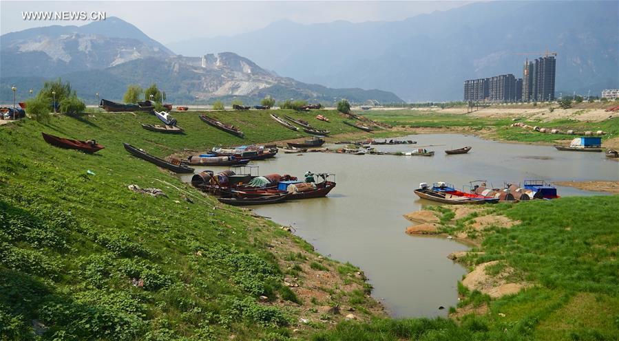 China's largest freshwater lake seen dramatically decreasing water level(1/6)