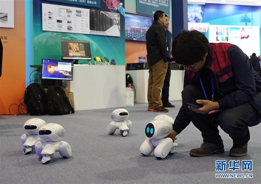 Creative products unveiled at China's mass entrepreneurship and innovation week(1/15)
