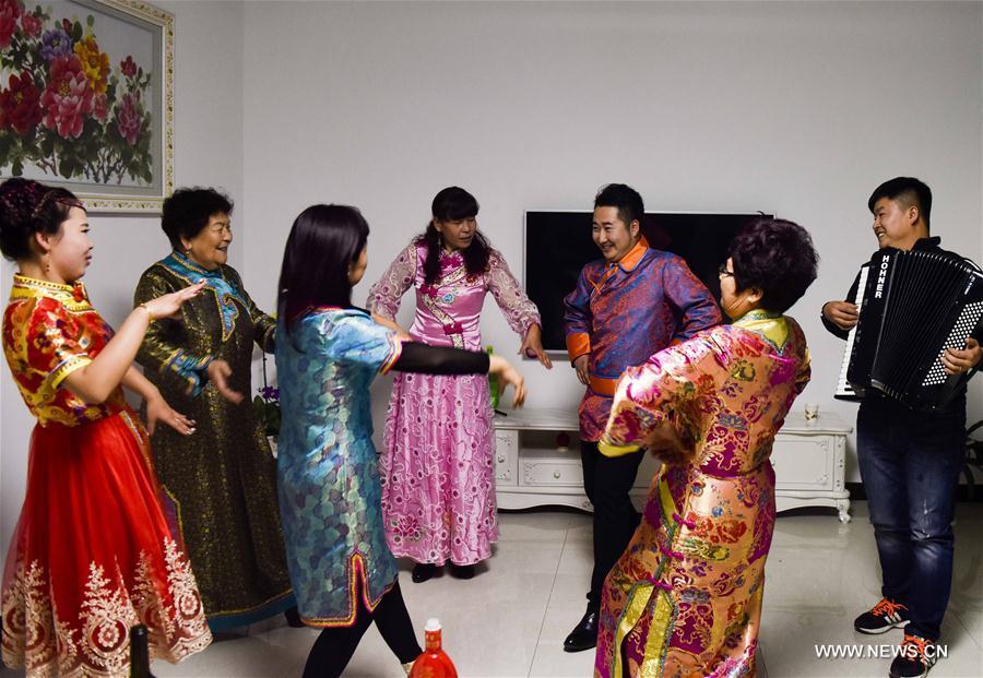 Couple enjoys wedding blended with both traditional and western customs(1/5)