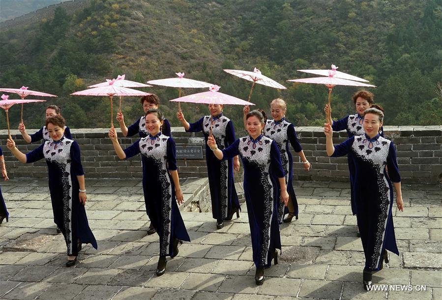 Elderly models present cheongsam at Jinshanling Great Wall(1/5)