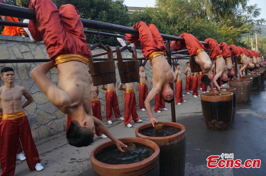 
Kung fu students perform during the opening ceremony of the 11th Zhengzhou International Shaolin Kung Fu Festival in Dengfeng, Central China’s Henan Province, Oct. 16, 2016. Students from the famed Tagou Kung Fu School showed off all kinds of kung fu stunts. (Photo: China News Service/Han Zhangyun)