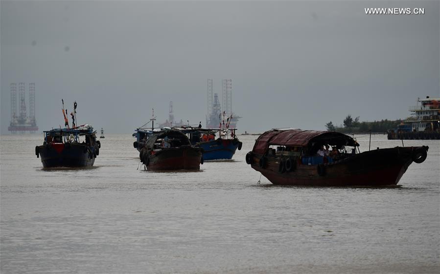 Rainstorm alarm removed after typhoon Sarika in Haikou(1/4)