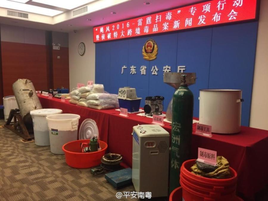 Drugs and drug-making equipment are on display after police busted a cross-border smuggling ring in South China’s Guangdong Province. Local police detained more than 10 suspects, shut down two drug-making sites and confiscated two tons of methamphetamine. In the first nine months, Guangdong police caught 19,000 suspects in drug cases and also disciplined 119,000 drug addicts.(Photo/Sina Weibo)