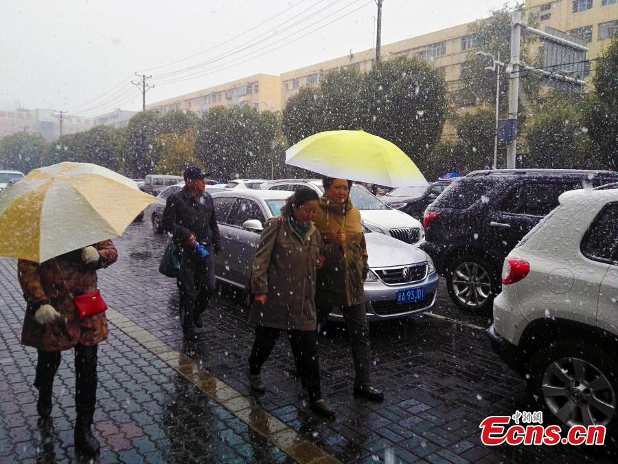 Northwestern city Urumqi has first snowfall (1/3)