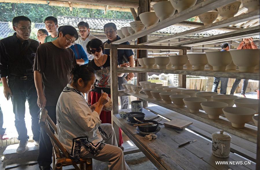 Ceramists make porcelains at Ancient Kiln and Folk Customs Museum in Jingdezhen(1/6)
