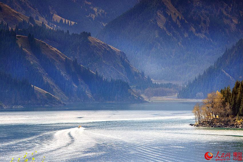 Located in Xinjiang Uyghur Autonomous Region, Tianchi Lake is an alpine lake and world nature heritage site on the north side of Bogda Mountain, which is part of the Tianshan Mountains. In Chinese mythology, Tianchi Lake is an abode of the immortals. (Photo/people.cn)