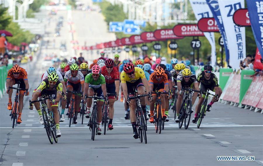 Cyclists compete during 2016 Tour of Hainan Intl Road Cycling Race(1/6)