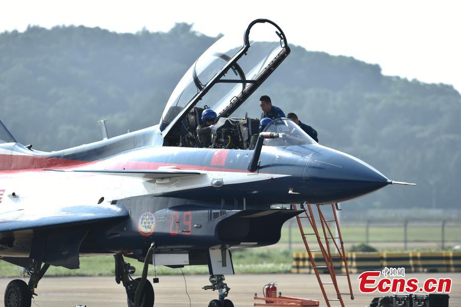 
Female fighter jet pilots are ready to perform at Airshow China 2016 on November 1, 2016. The biennial event is held in the coastal city of Zhuhai, South China\'s Guangdong province, from Nov 1 to 6, attracting more than 700 exhibitor from 42 countries and regions.(Photo: China News Service/Jin Shuo)